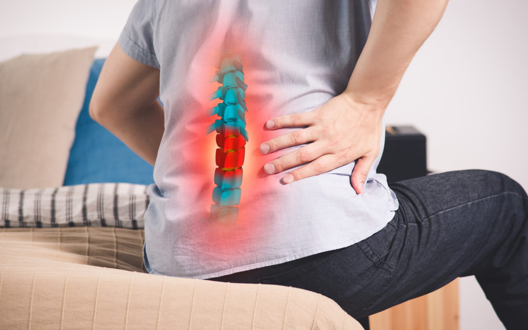 ¿Cuál es la causa del dolor espinal referido y cómo tratarlo?